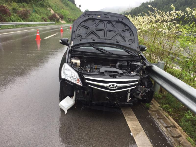 男子雨天速行駛撞上波形護欄 一不留險釀大禍