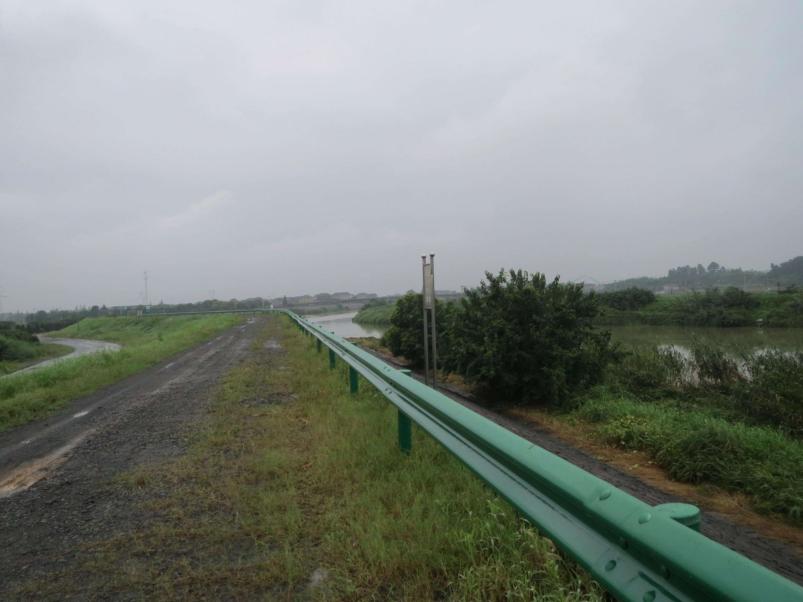 高速公路上面使用的波形護欄參數(shù)及價格介紹