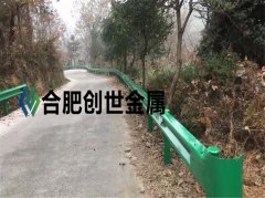 六安鍍鋅噴塑加型波形護欄安裝完畢